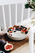 Joghurt-Bowl mit Feigen, Blaubeeren und selbstgemachtem Granola