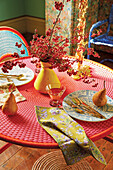 Runder pinkfarbener Tisch mit Gedeck