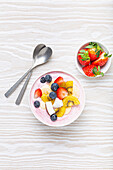 Yoghurt bowl with fresh fruit