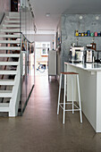 Offene Küche mit Treppenaufgang und Betonboden im Industrial-Style