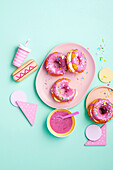Donut-Sandwiches mit pinkfarbener Zuckerglasur