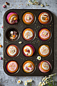 Fairy Cakes dekoriert mit Glasur, Süßigkeiten und Liebesperlen