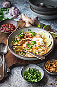 Hühnchen-Ingwer-Suppe mit Reisnudeln