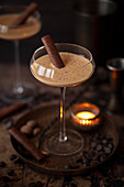 Cocktail 'Brandy Alexander' mit Schokolade garniert