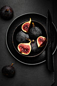 Figs with knife in black bowl