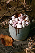 Heiße, würzige hausgemachte Schokolade mit rosa Marshmallows