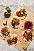 Schweinefleisch-Tacos mit eingelegten roten Zwiebeln