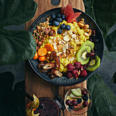 Breakfast Bowl mit Getreidebrei und Obst