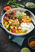 Curry-Bowl mit Linsen und Huhn