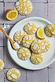 Zitronen-Crinkle-Kekse mit Maismehl