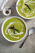 Vegane Spargelcremesuppe mit grünem Spargel und weißen Bohnen