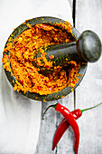 Selbstgemachte Currypaste mit roten Chilis, Ingwer, roten Zwiebeln und Gewürzen