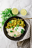 Curry-Wirsing aus dem Ofen mit Reis und Koriander