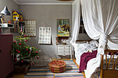 Schlafzimmer mit Weihnachtsbaum und Vintage-Deko