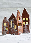 Lebkuchenhaus-Plätzchen im Schnee