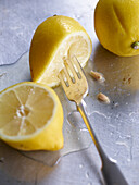 Zitrone mit Gabel