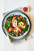 Salad with roasted carrots and halloumi