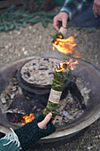 DIY-Räucherbündel aus Zweigen mit Banderole "winter wishes"