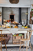 Rustikaler Esstisch mit Dekoration und Ofen im Hintergrund