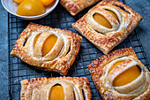 Puff pastry with poppy seeds and peaches