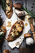 Toasted bread with goat cheese and porcini mushrooms