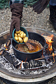Spareribs and potatoes from the open fire