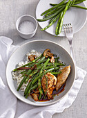 Spicy chicken with green beans and mushrooms