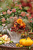 Herbstrauß aus Chrysanthemen, Vogelbeeren und Brombeeren