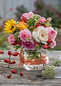 Blumenstrauß aus Rosen (Rosa), Hagebutten, Sonnenblumen (Helianthus), Wilde Möhre