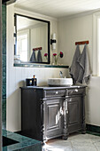 Classic bathroom with black washbasin and white wall