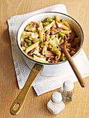 Pasta with cheese, leek and bacon