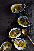 Austern mit Knoblauch und Kräuterbutter