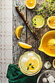 Selbstgemachte Zitronenlimonade mit Kräutern