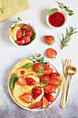 Vanille-Pancakes mit Coulis und Erdbeersalat