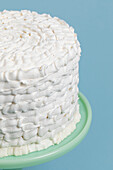 Schichtkuchen, kunstvoll dekoriert mit weißem Zuckerguss