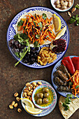 Süßer und würziger marokkanischer Karottensalat mit Rosinen und getrockneten Berberitzen