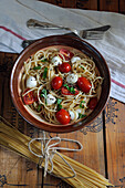 Spaghetti with baby tomatoes and mozzarella