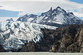 Grauer Gletscher und grauer See im Torres Del Paine Nationalpark; Torres Del Paine, Magallanes und Antartica Chilena Region, Chile
