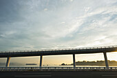 Autobahn von Xiamen City, China, bei Sonnenuntergang, mit der Insel Gulangyu im Hintergrund; Xiamen, China