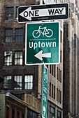 Straßenschilder für Verkehr und Reiseziele; New York City, New York, Vereinigte Staaten von Amerika