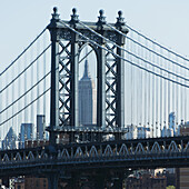 Williamsburg Bridge und Empire State Building; New York City, New York, Vereinigte Staaten Von Amerika