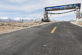 Traditionelle tibetische Flaggen auf dem Bergpass, Tibetan Friendship Highway; Tibet, China