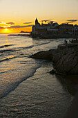 Sonnenuntergang im schönen Sitges Downtown, Dorf in der Nähe von Barcelona; Sitges, Spanien