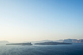 Blick auf die Inseln und die Küstenlinie; Santorin, Griechenland