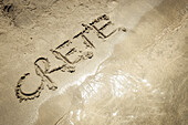 Das Wort "Kreta" im Sand am Rande des Wassers, Strand von Elafonisi; Kreta, Griechenland