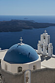 Die griechisch-orthodoxe Kirche mit blauer Kuppel und Blick auf die Caldera; Firostefani, Santorin, Kykladen, Griechische Inseln, Griechenland