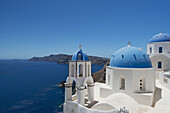 Blaue Kuppelkirchen auf einer Klippe mit Blick auf die Caldera; Oia, Santorin, Kykladen, Griechische Inseln, Griechenland