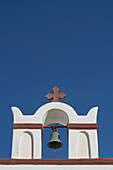 Ein farbenfroher, rot und weiß bemalter Glockenturm auf einer Kirche; Oia, Santorini, Kykladen, Griechische Inseln, Griechenland