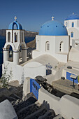 Blaue Kuppelkirchen mit Blick auf die Caldera; Oia, Santorin, Kykladen, Griechische Inseln, Griechenland