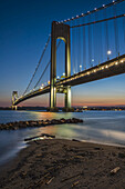 Verrazano-Narrows Bridge in der Abenddämmerung; Brooklyn, New York, Vereinigte Staaten Von Amerika